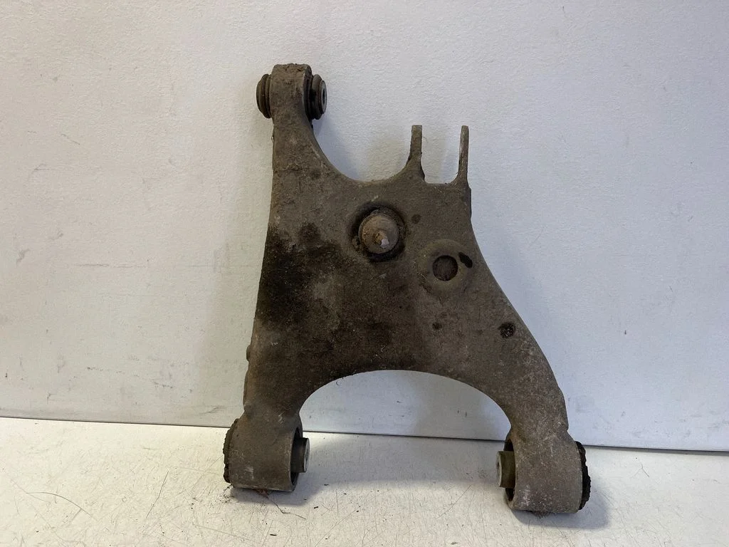 Tagumine ülemine õõtshoob – vasak