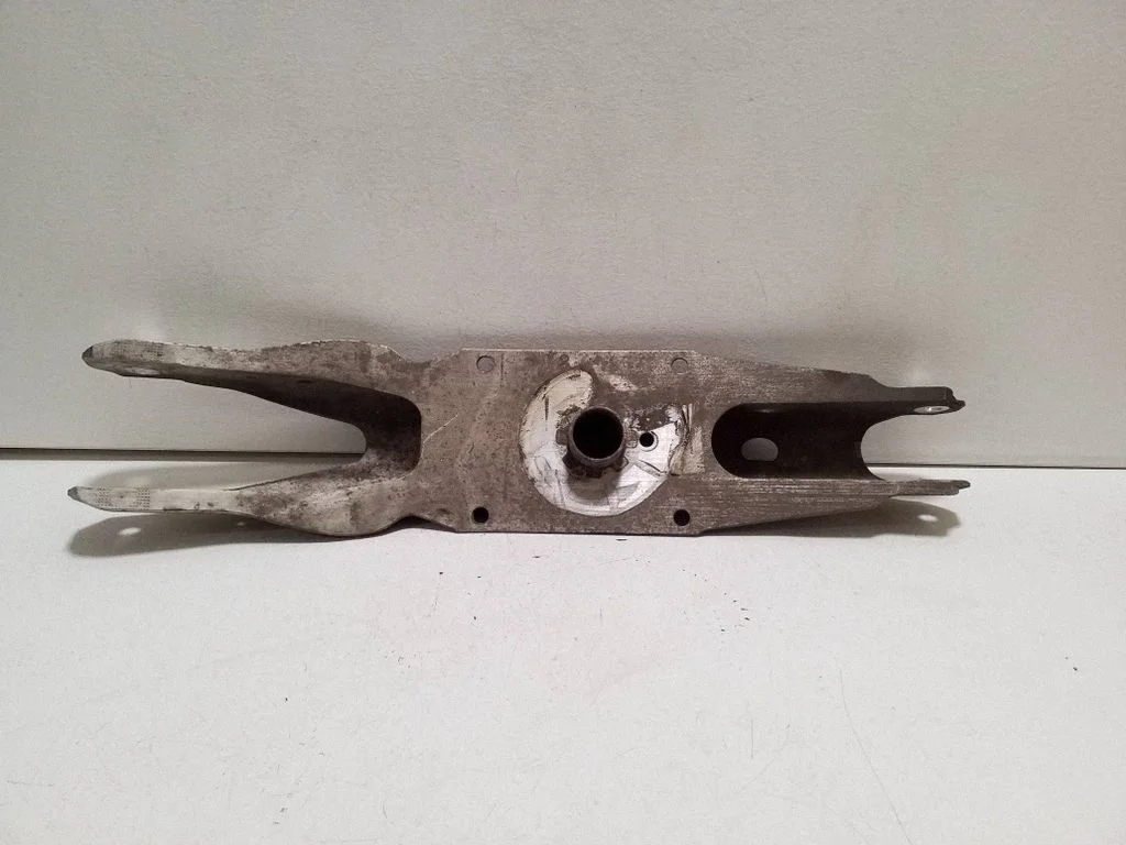 Tagumine ülemine õõtshoob A2473523700