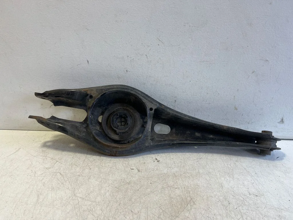 Tagumine ülemine õõtshoob 3Q0505371E