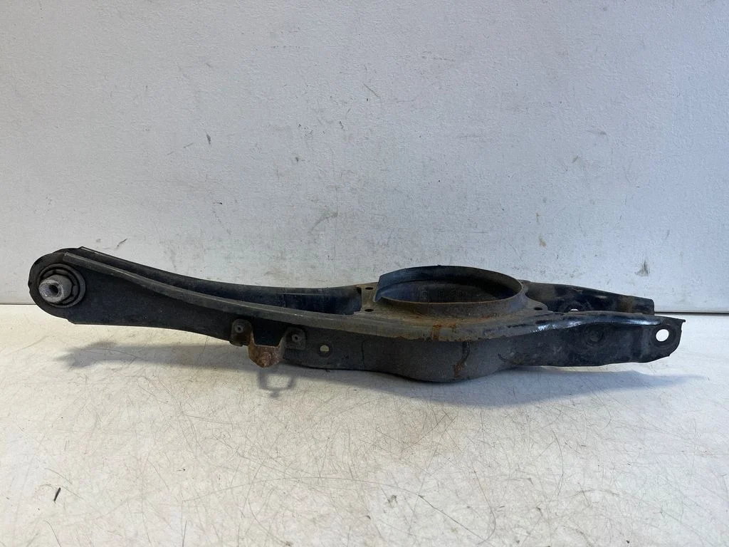 Tagumine ülemine õõtshoob 3Q0505371E
