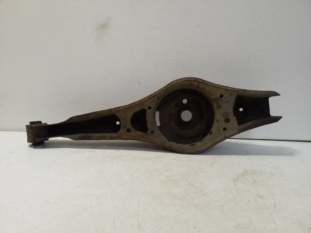 Tagumine ülemine õõtshoob – Audi Q3 8U (2011-2016), vasak