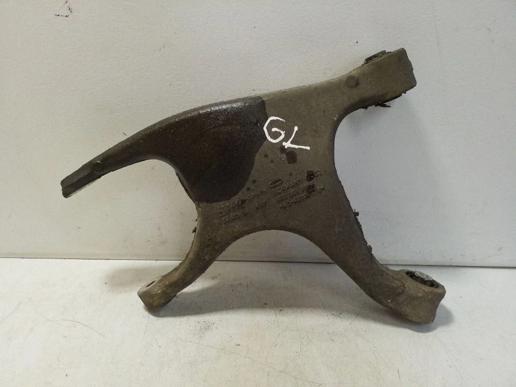Tagumine ülemine õõtshoob 8R0505311F