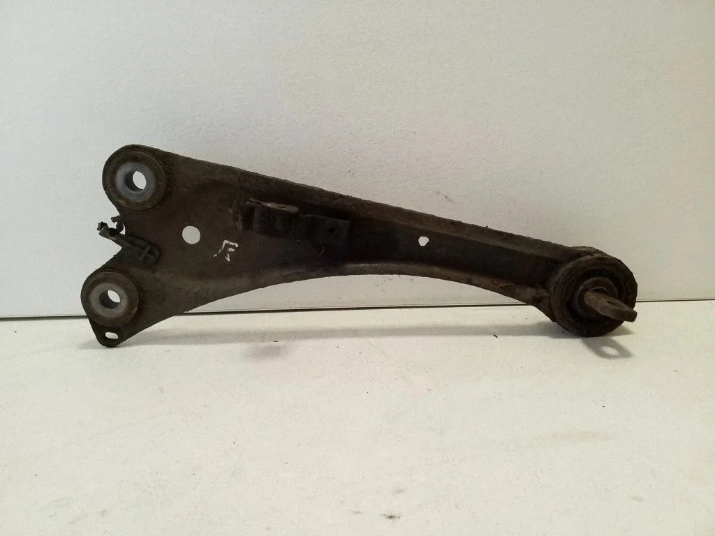 Rear upper control arm/wishbone – right
