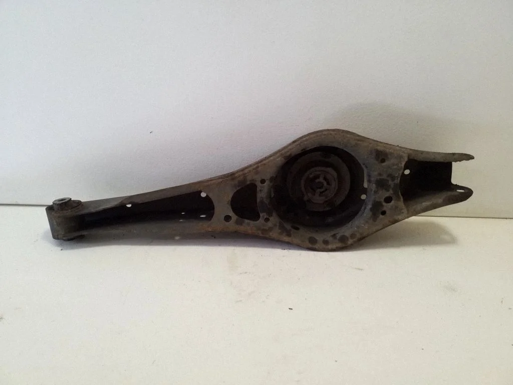 Rear upper control arm/wishbone – left