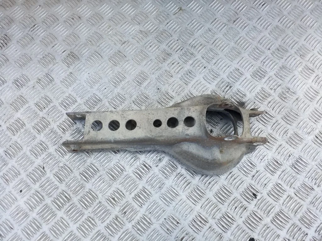 Rear upper control arm/wishbone – rear right