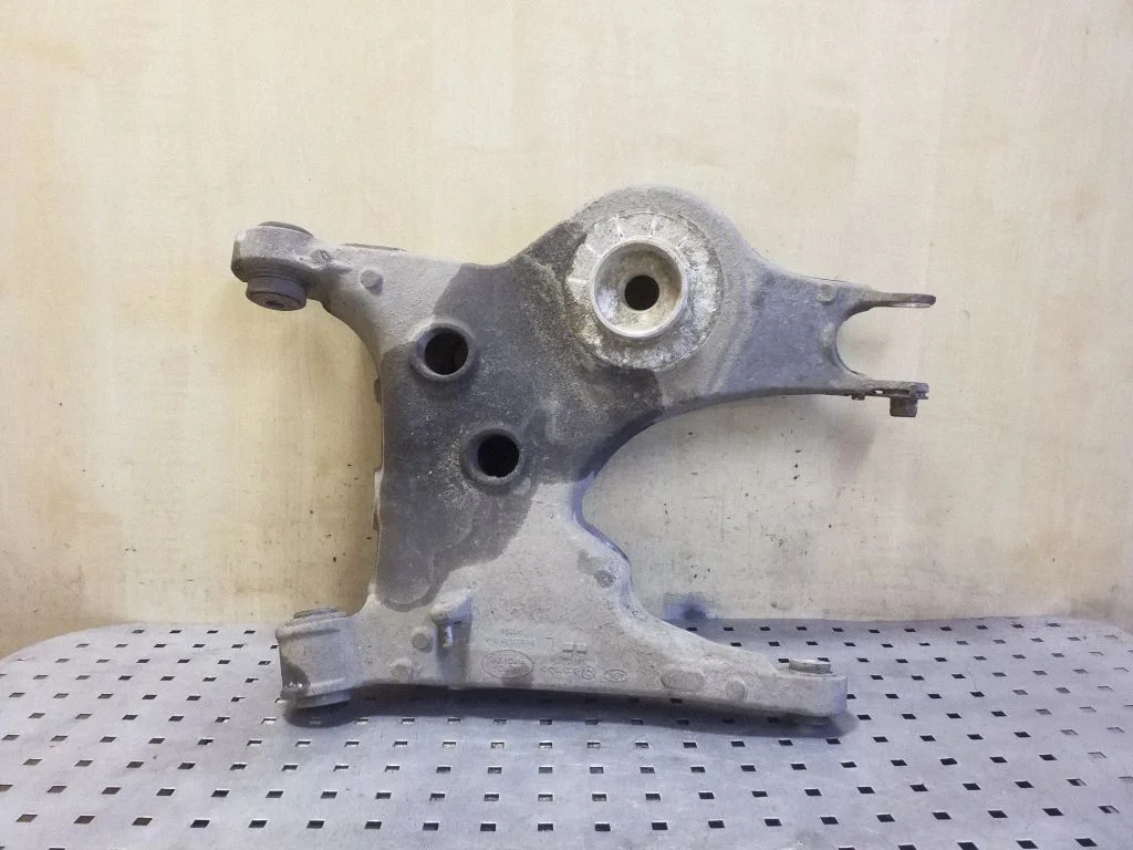 Rear upper control arm/wishbone – left