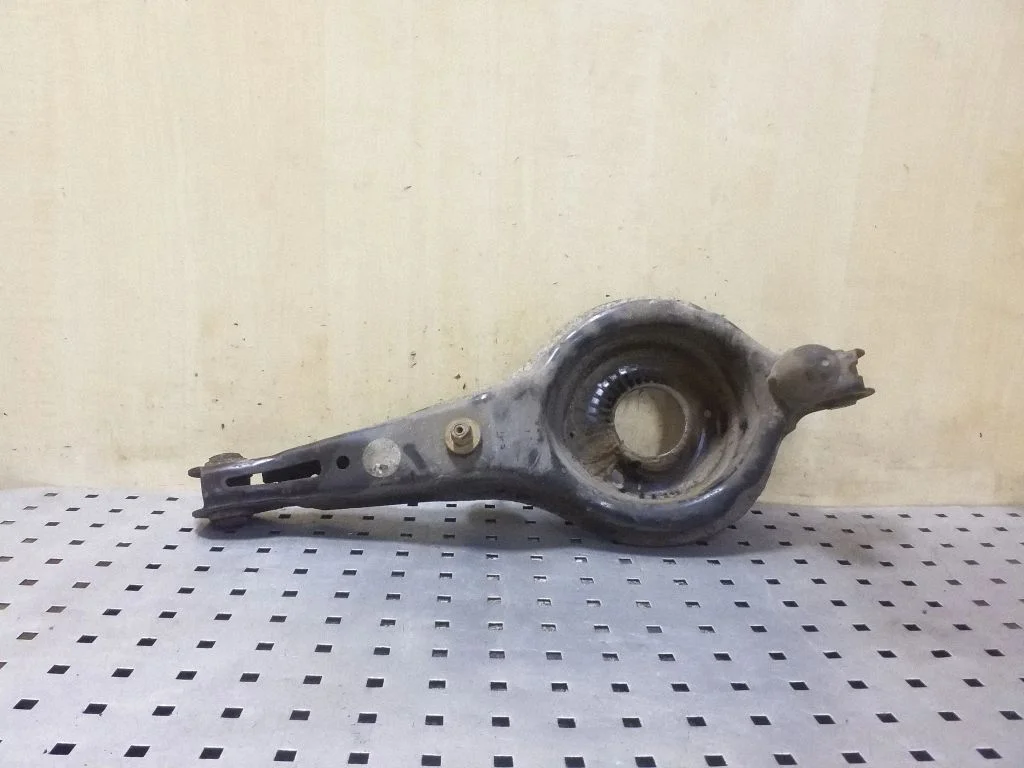 Rear upper control arm/wishbone – right