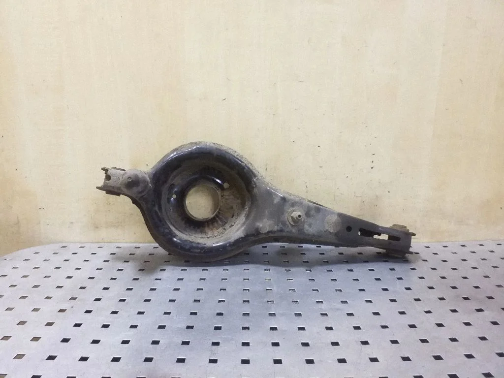 Tagumine ülemine õõtshoob – Volvo V40 (2012-2019)