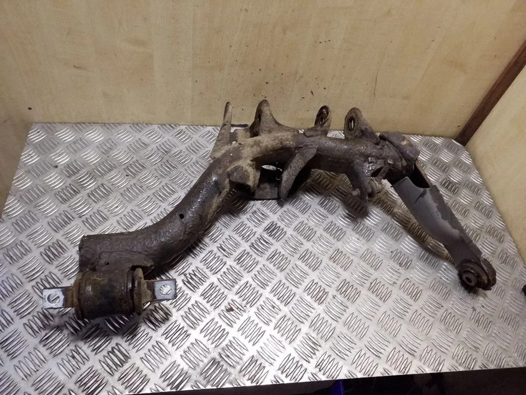 Rear upper control arm/wishbone – right