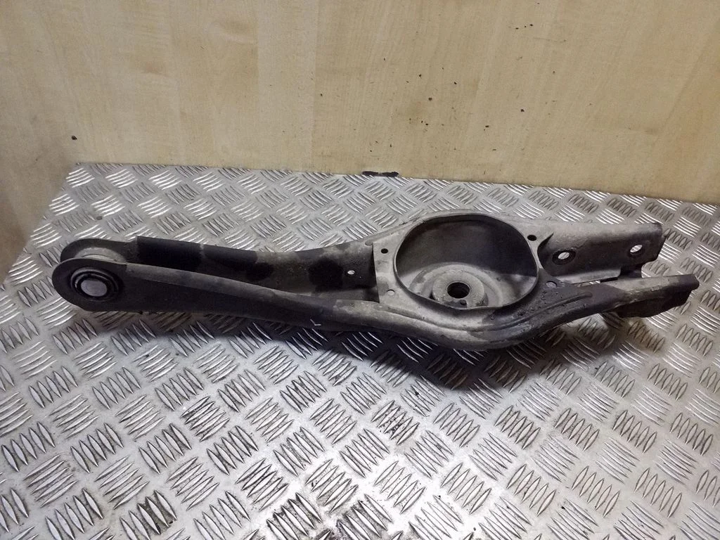 Rear upper control arm/wishbone – left