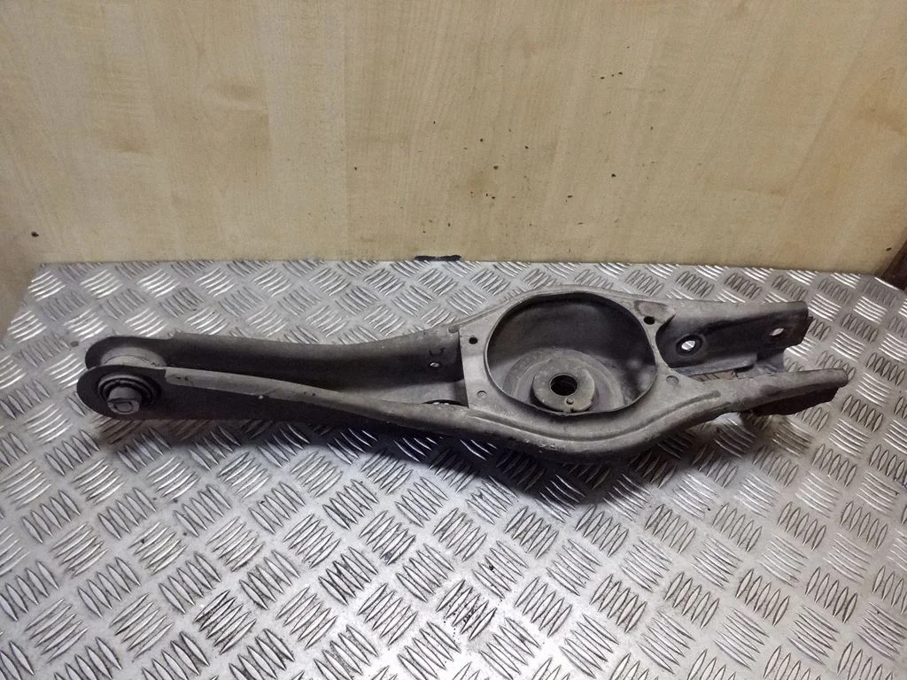Rear upper control arm/wishbone – right