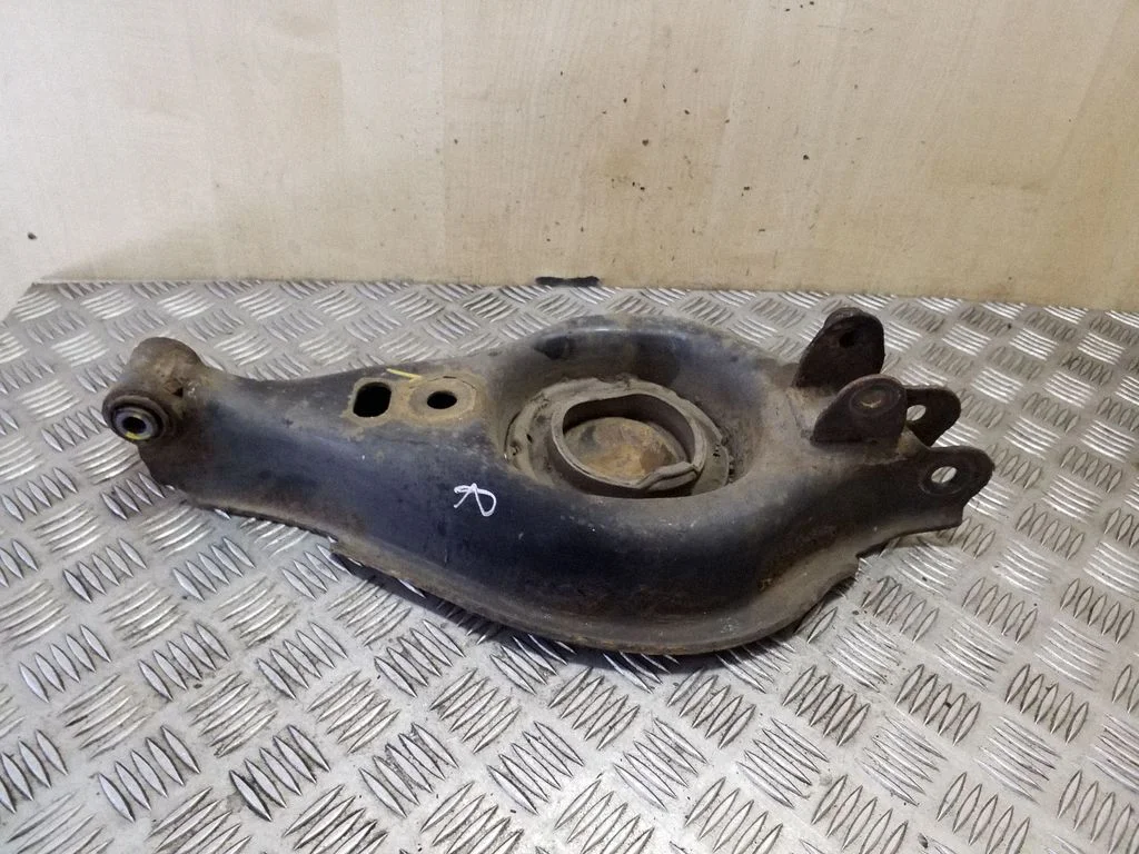 Rear upper control arm/wishbone – right