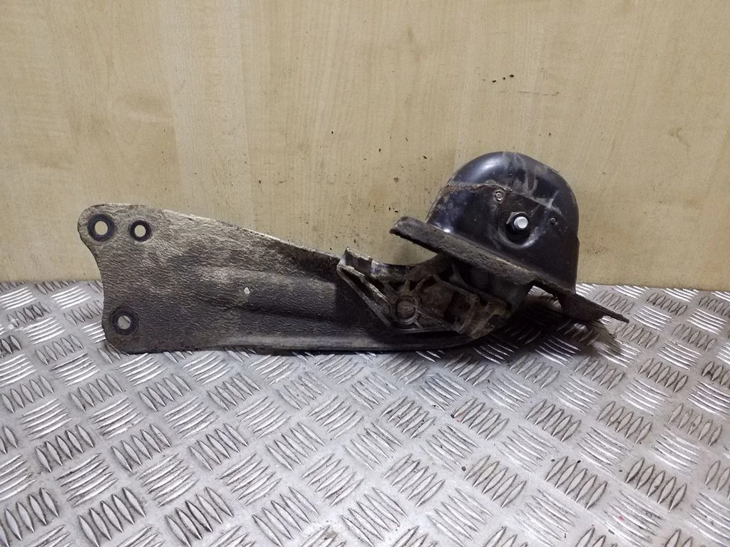 Rear upper control arm/wishbone – left