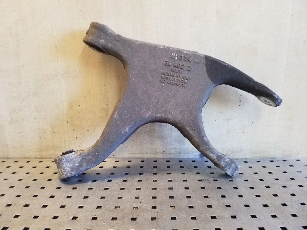 Tagumine ülemine õõtshoob 8R0505312B