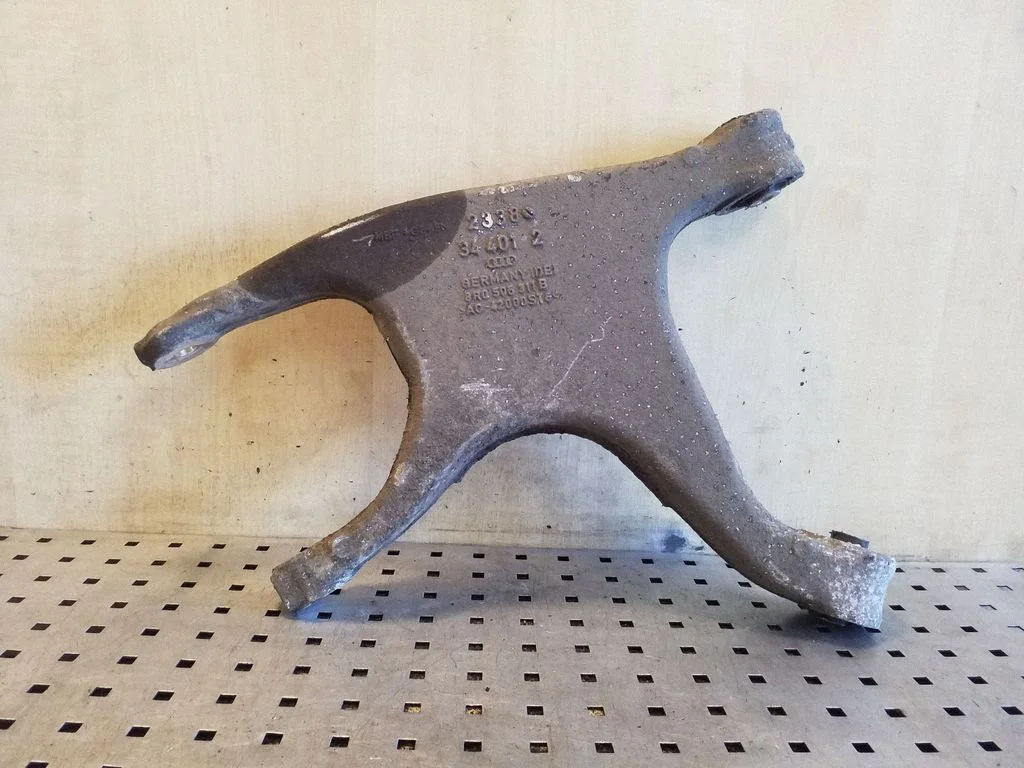 Tagumine ülemine õõtshoob 8R0505311B