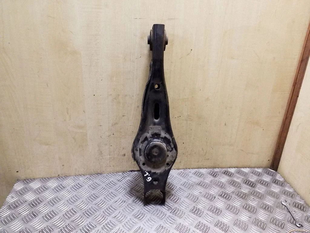 Rear upper control arm/wishbone – left