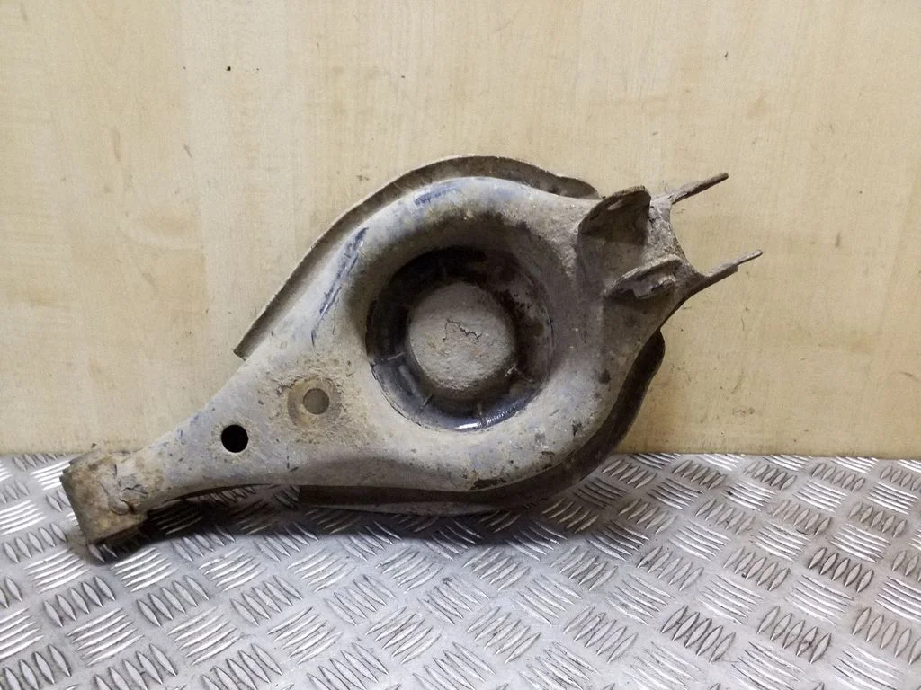 Rear upper control arm/wishbone – left