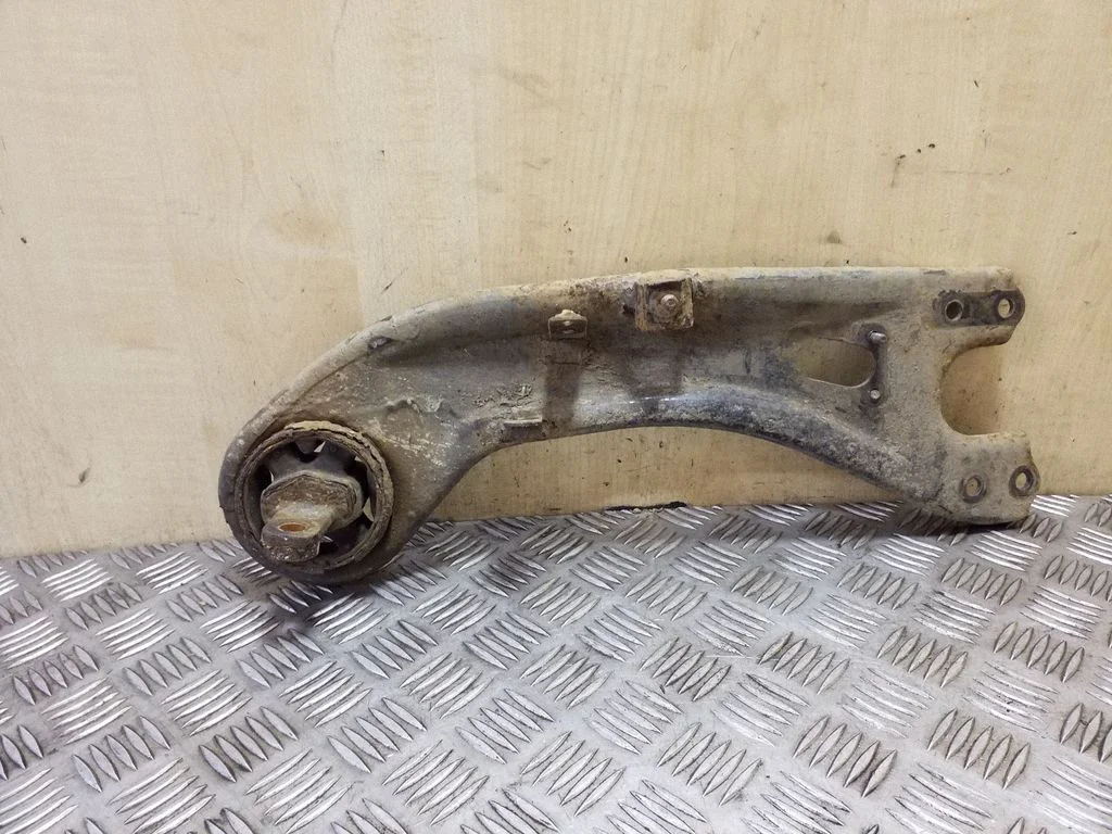 Rear upper control arm/wishbone – left