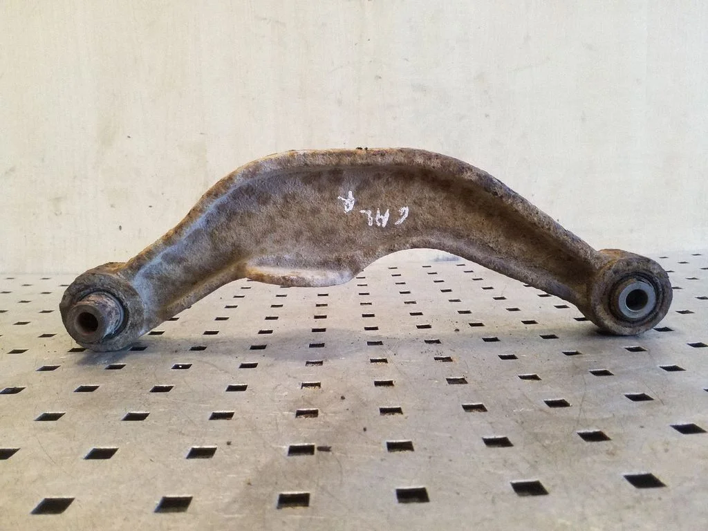 Rear upper control arm/wishbone – right