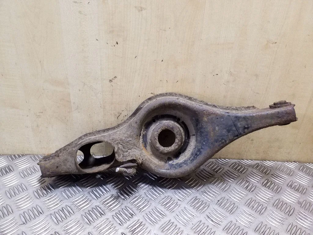 Rear upper control arm/wishbone – left