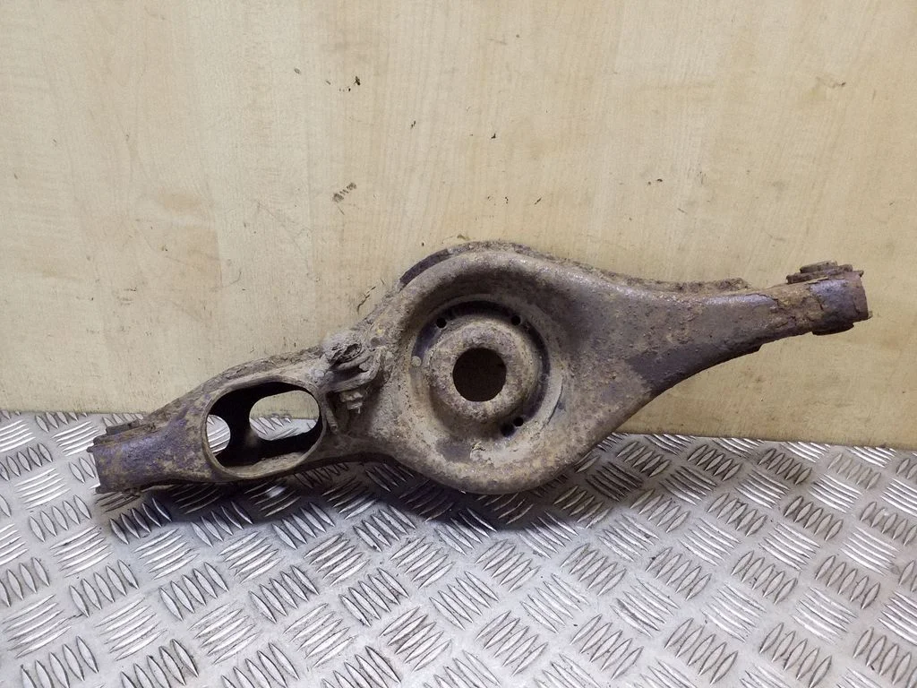 Rear upper control arm/wishbone – right