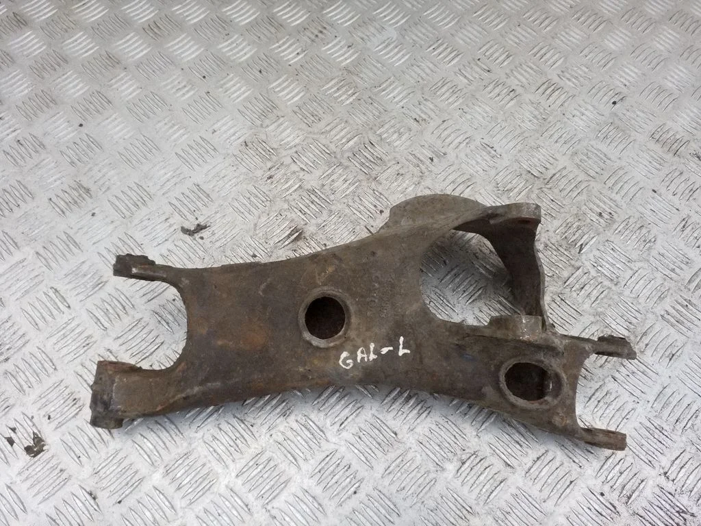 Rear upper control arm/wishbone – rear left