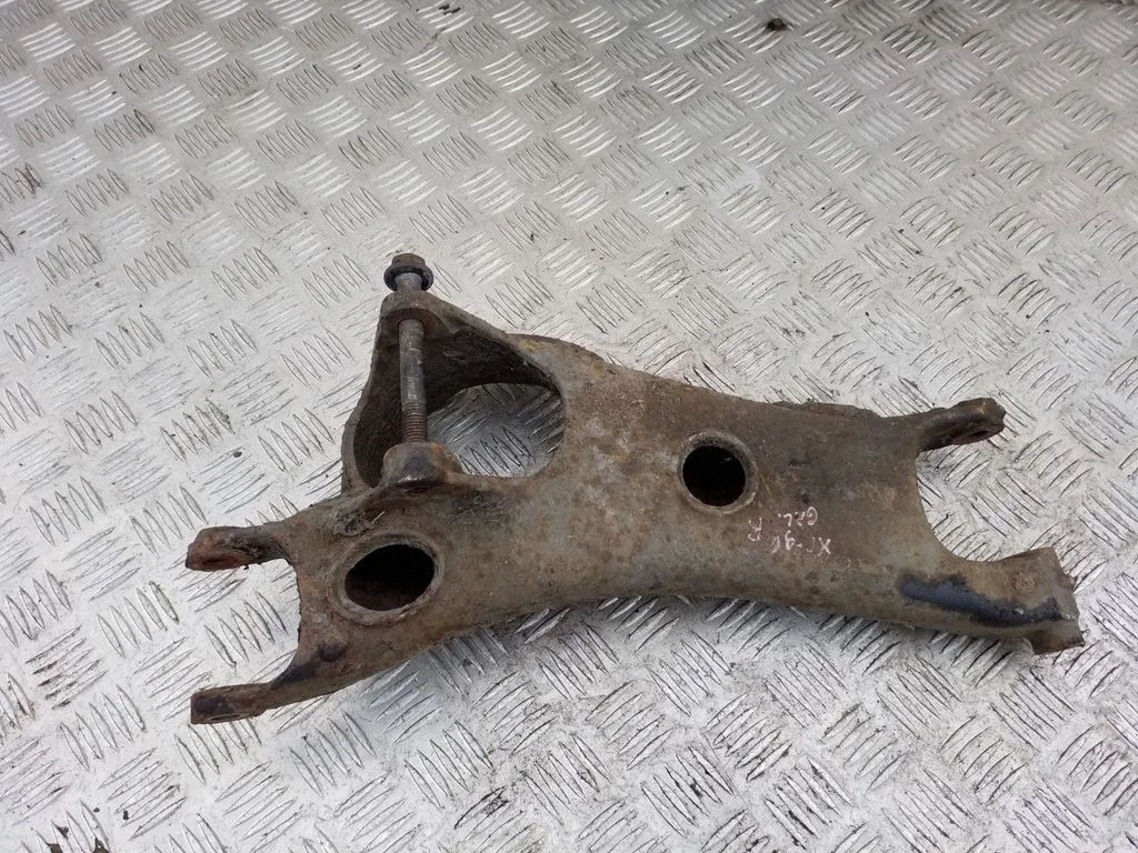 Rear upper control arm/wishbone – rear right
