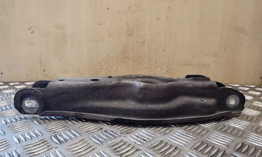 Tagumine ülemine õõtshoob – vasak