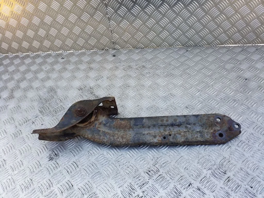 Rear upper control arm/wishbone – rear left
