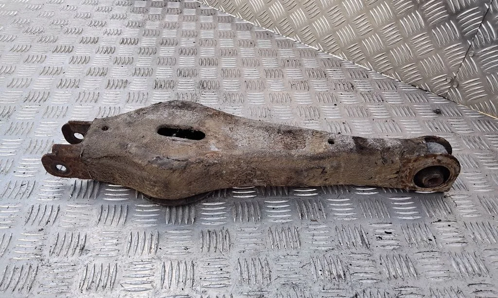 Tagumine ülemine õõtshoob – parem