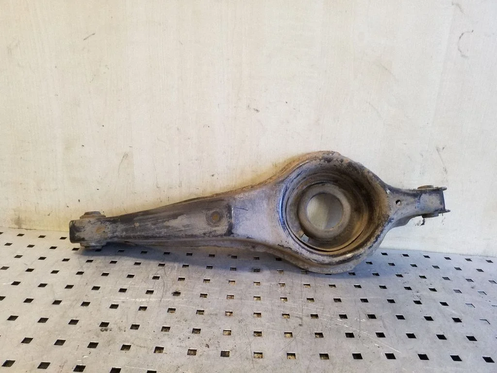 Rear upper control arm/wishbone – rear left