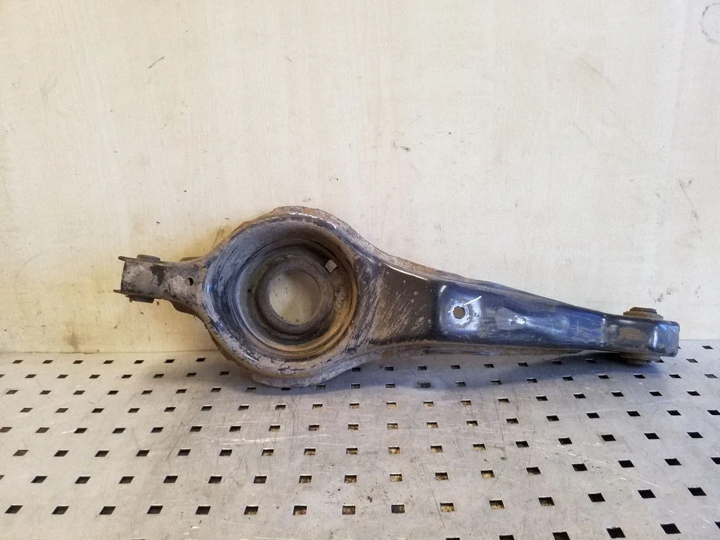 Rear upper control arm/wishbone – rear right
