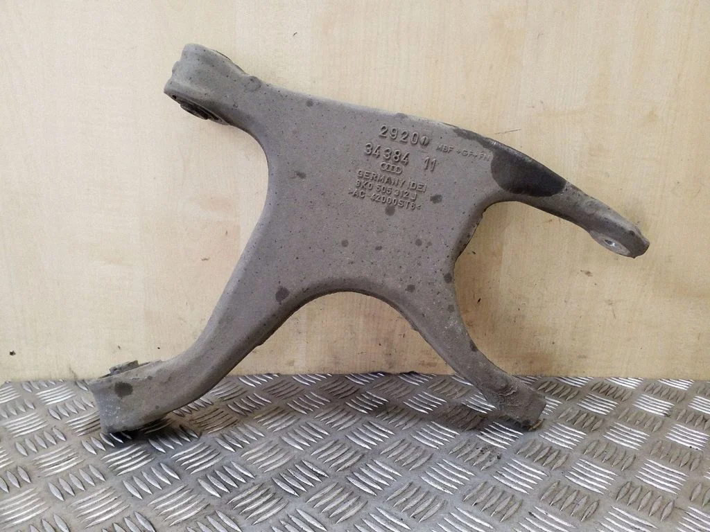 Tagumine ülemine õõtshoob 8K0505312J