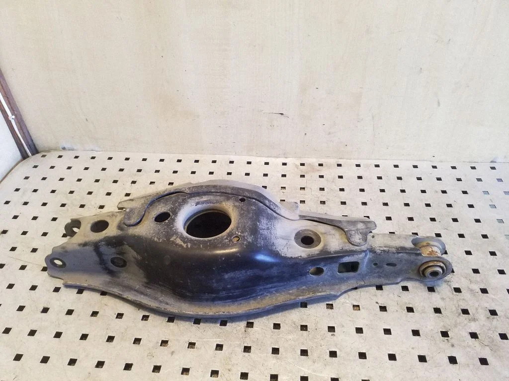 Rear upper control arm/wishbone – right
