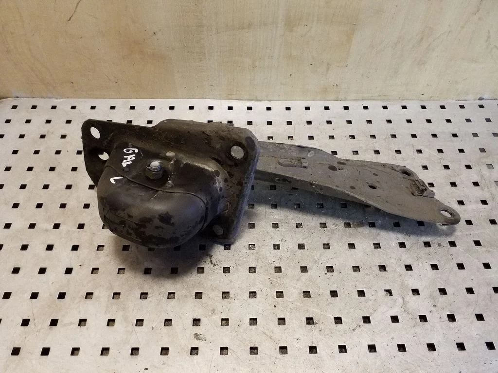 Rear upper control arm/wishbone – left