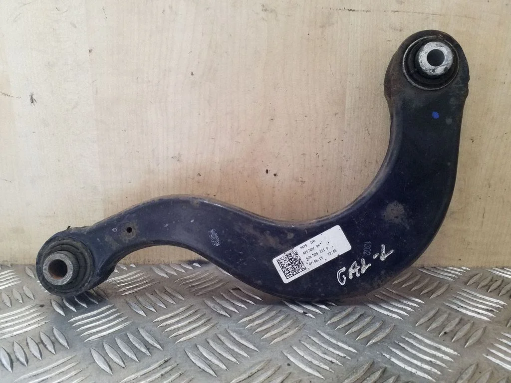 Tagumine ülemine õõtshoob 5Q0505323D