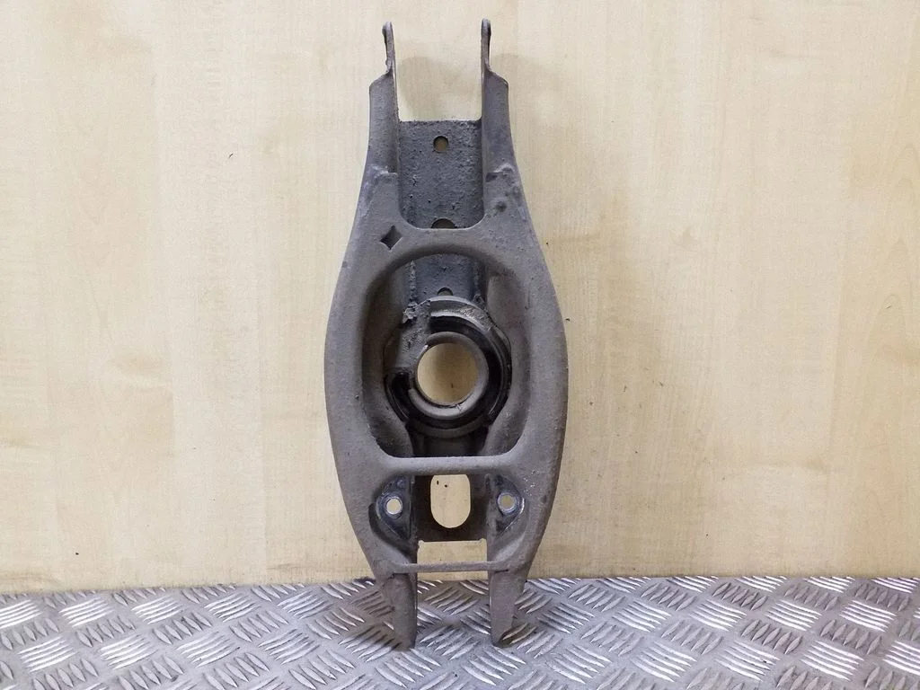 Rear upper control arm/wishbone – left
