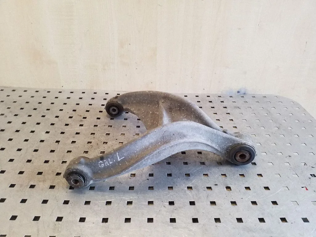 Rear upper control arm/wishbone – left