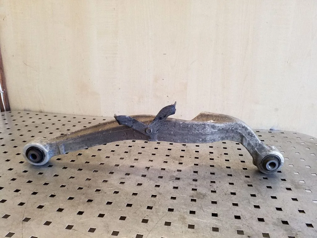 Rear upper control arm/wishbone – right