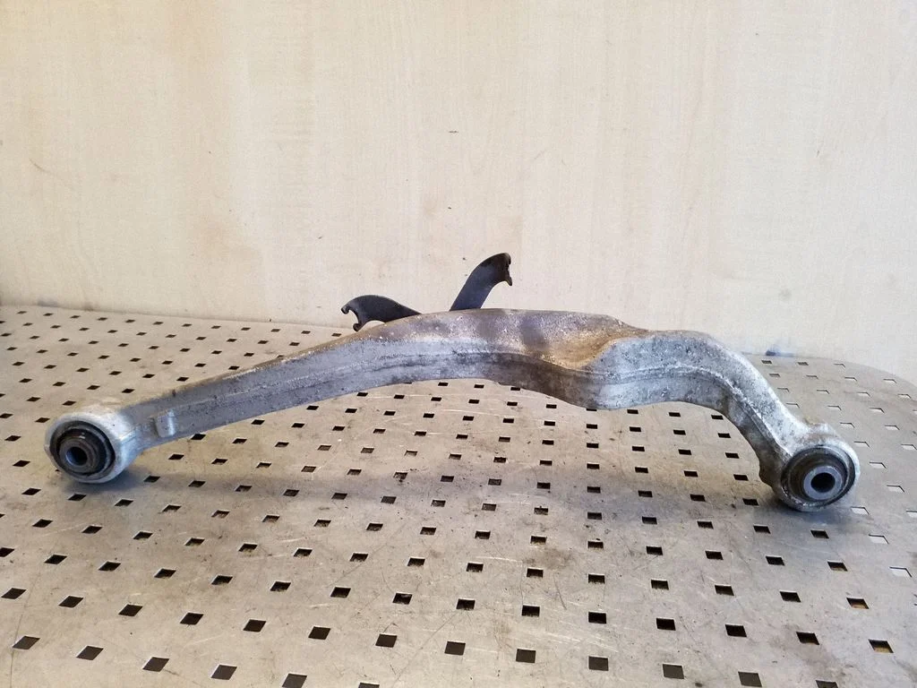 Rear upper control arm/wishbone – left