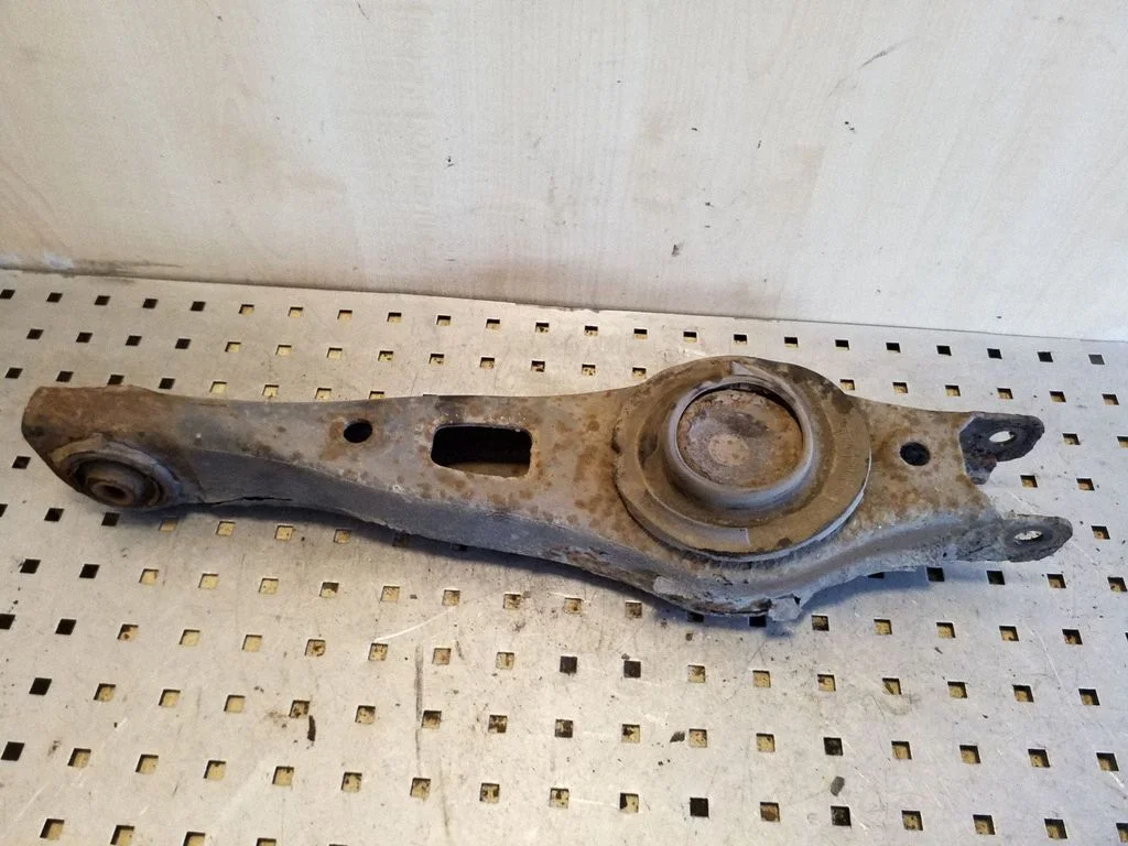 Rear upper control arm/wishbone – left