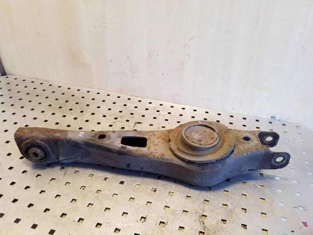 Rear upper control arm/wishbone – right