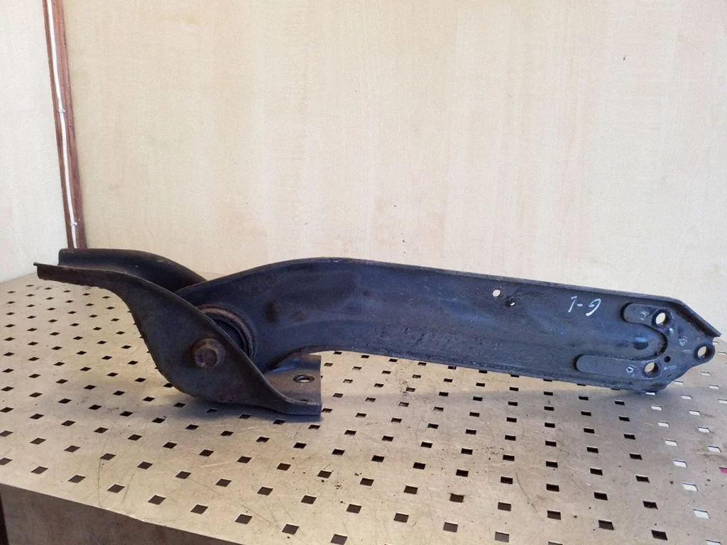 Rear upper control arm/wishbone – left
