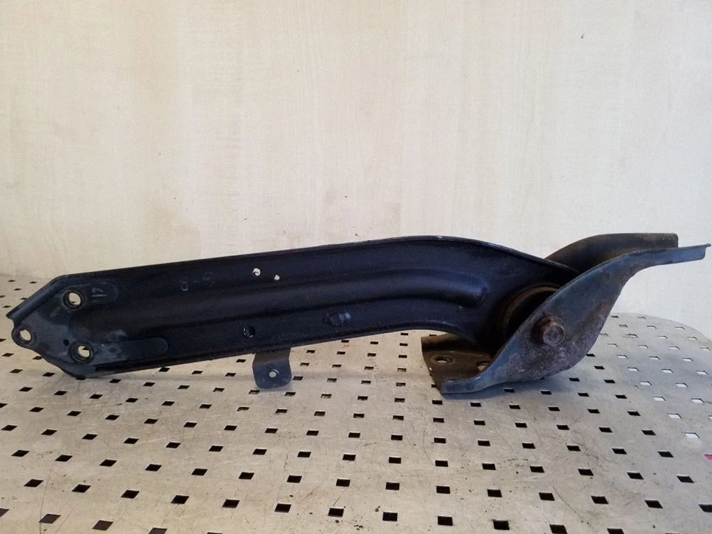 Rear upper control arm/wishbone – right