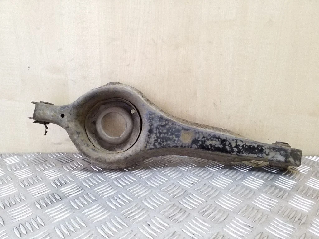 Rear upper control arm/wishbone – right