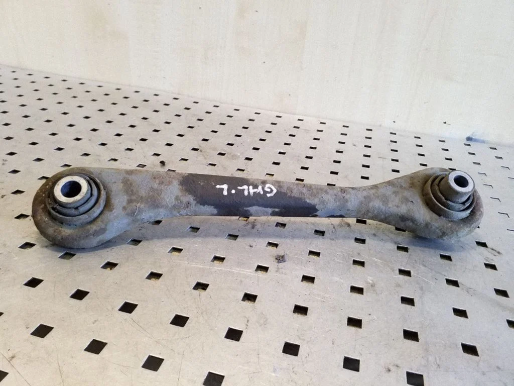 Rear upper control arm/wishbone – left