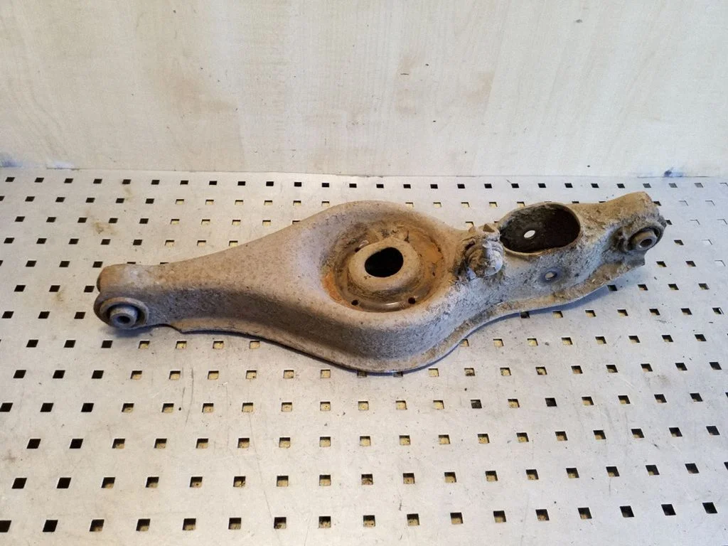 Rear upper control arm/wishbone – rear right