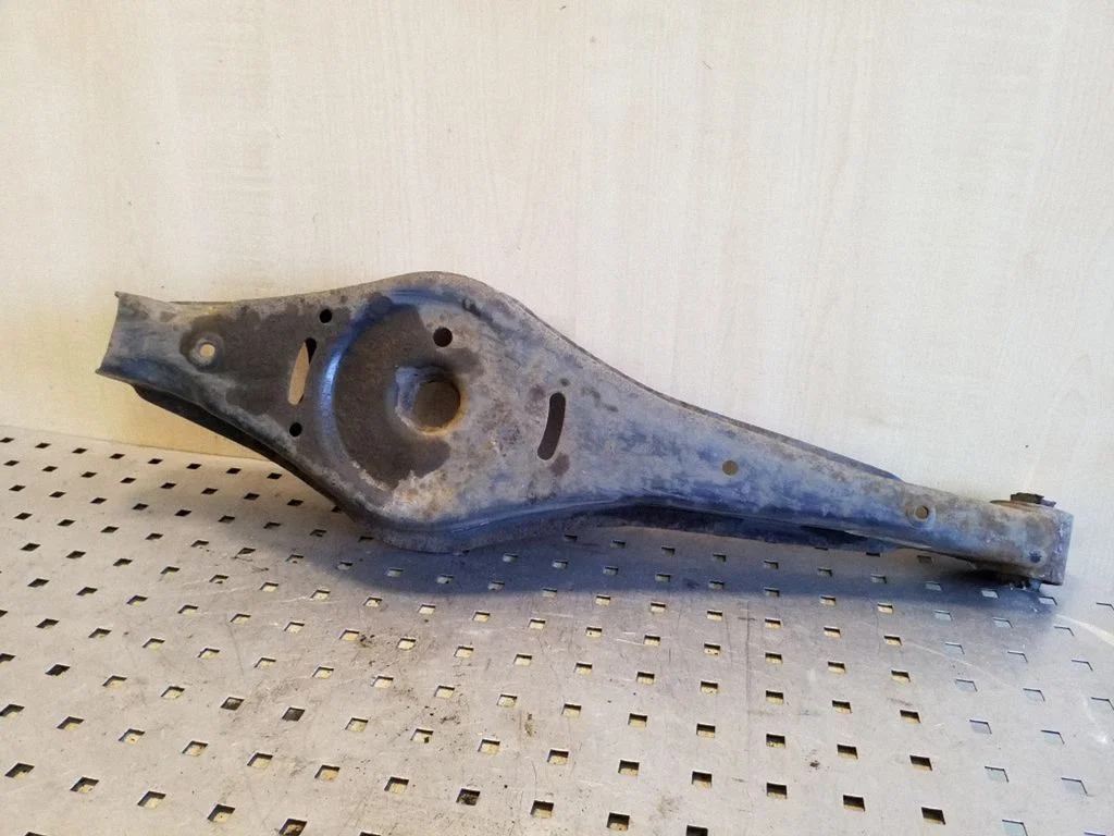 Rear upper control arm/wishbone – right