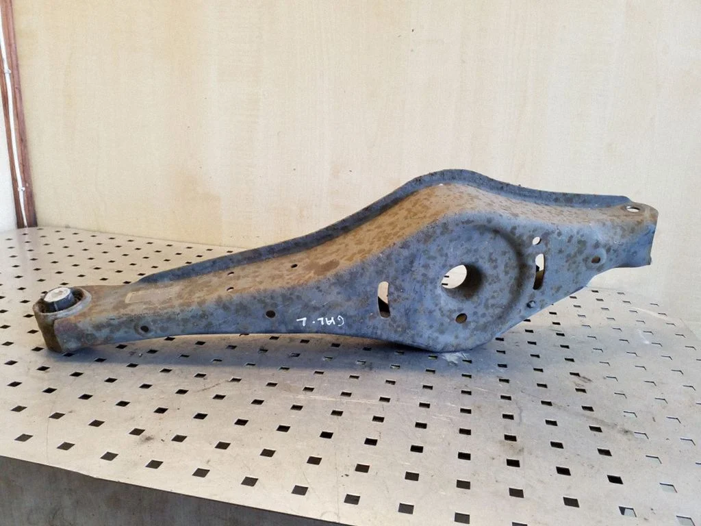 Rear upper control arm/wishbone – left