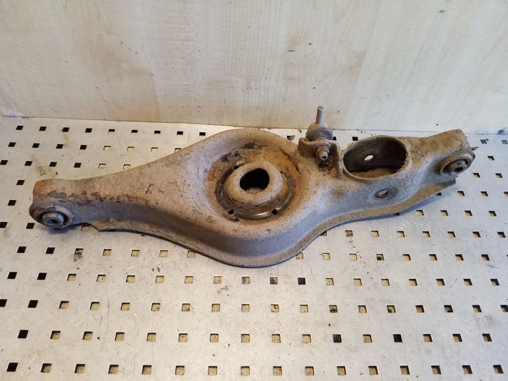 Rear upper control arm/wishbone – rear left